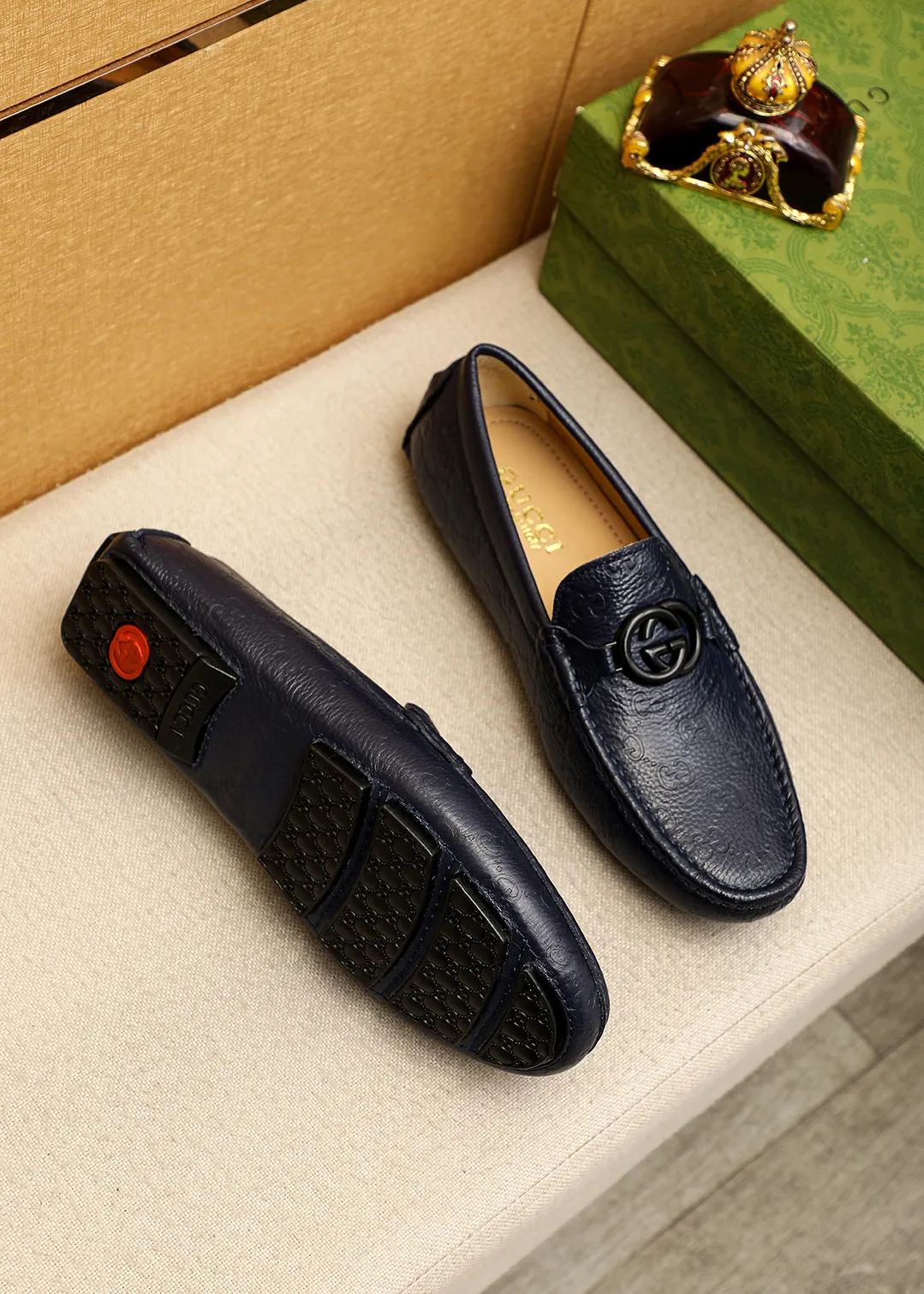 Men's shoes 💰420 💐 Product trademark: GUCCI "Gucci" Doudou shoes Regular size: 38-44 (45🉑️customized) Product materials: Selected imported first-layer calfskin embossed upper + luxury hardware buckle, imported sheep 🐑 leather lining. Strong three-dimensional visual effect, original outsole color: 2 colors available